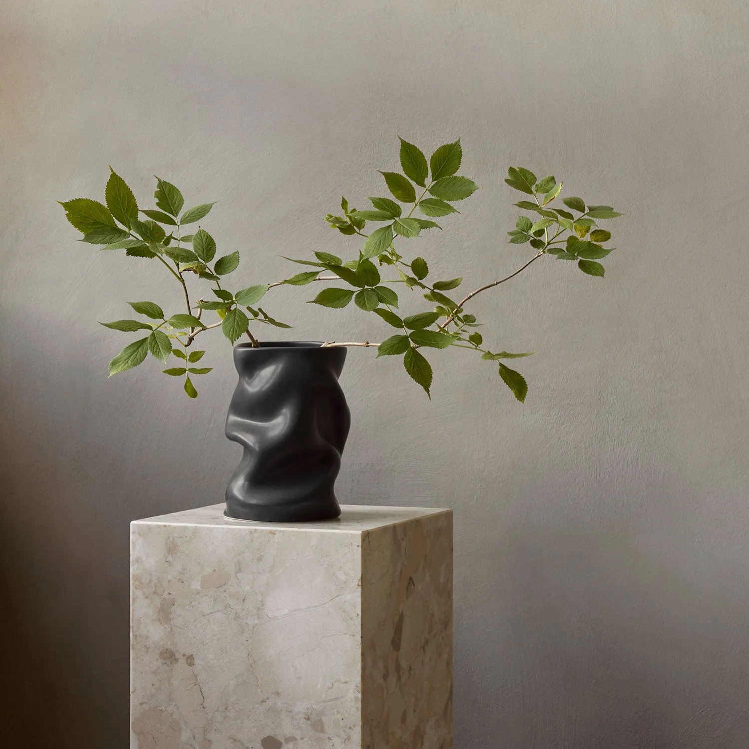 audo copenhagen (menu) | collapse vase | black 20cm