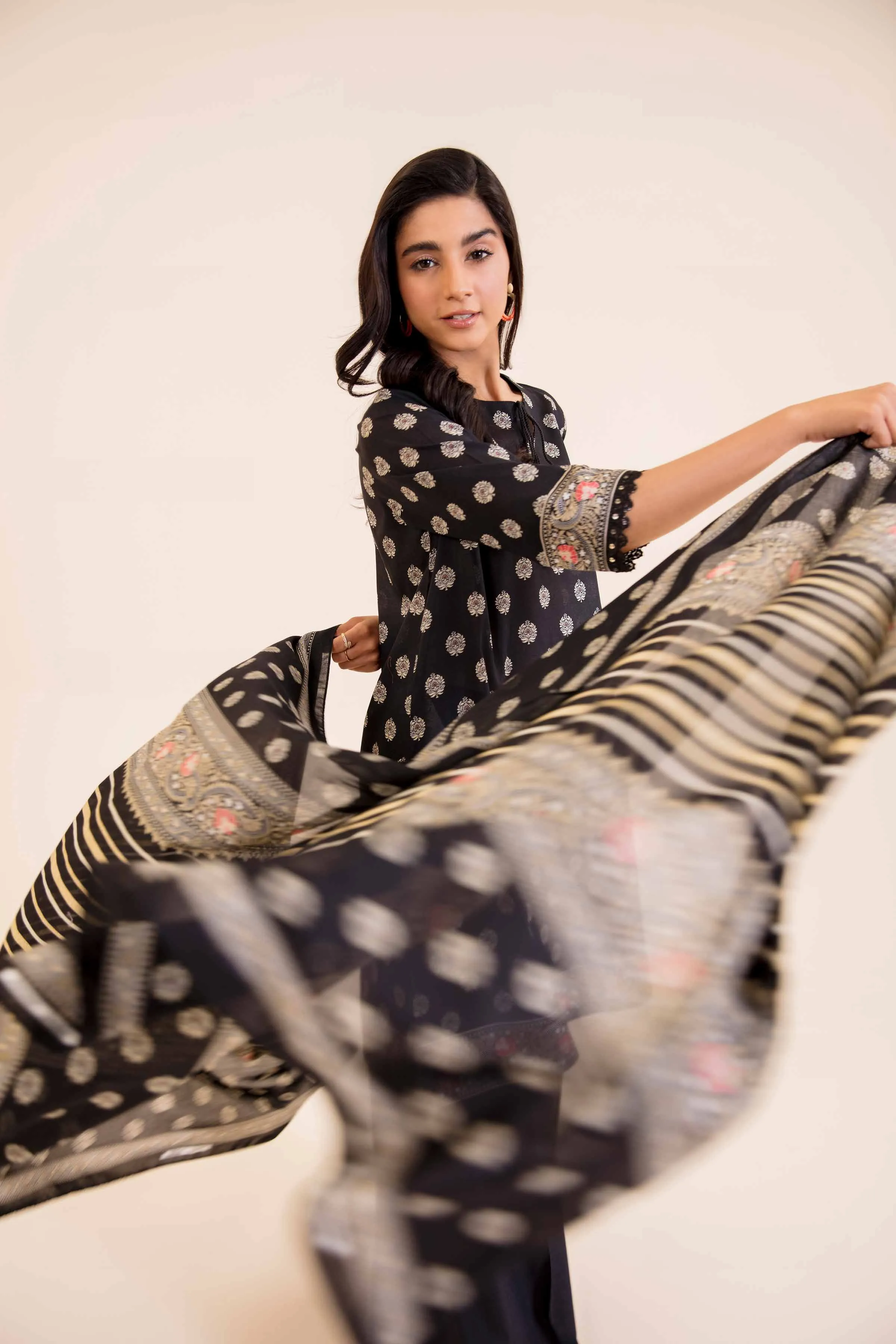 Nishat Linen Spring/Summer Lawn Collection – 3-Piece Printed Suit – Product Code: 42401675